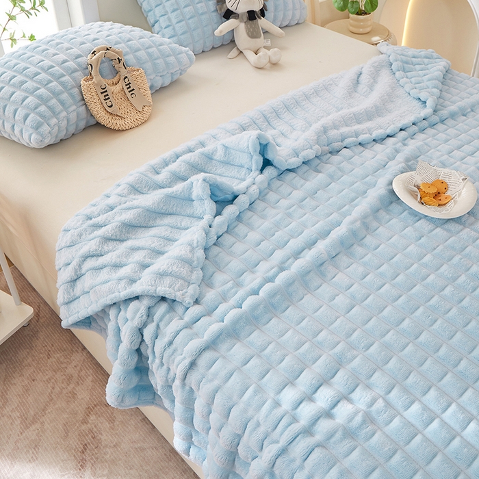 91家纺网 家纺一手货源 找家纺 楼兰公主 2025新款云感梦境纯色剪花雕花毯 天空蓝