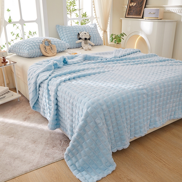 91家纺网 家纺一手货源 找家纺 楼兰公主 2025新款云感梦境纯色剪花雕花毯 天空蓝