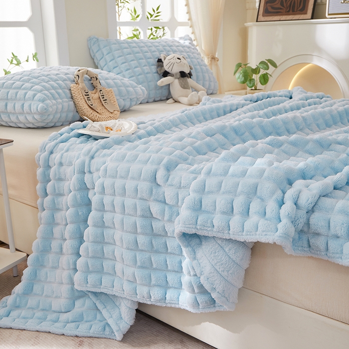 91家纺网 家纺一手货源 找家纺 楼兰公主 2025新款云感梦境纯色剪花雕花毯 天空蓝