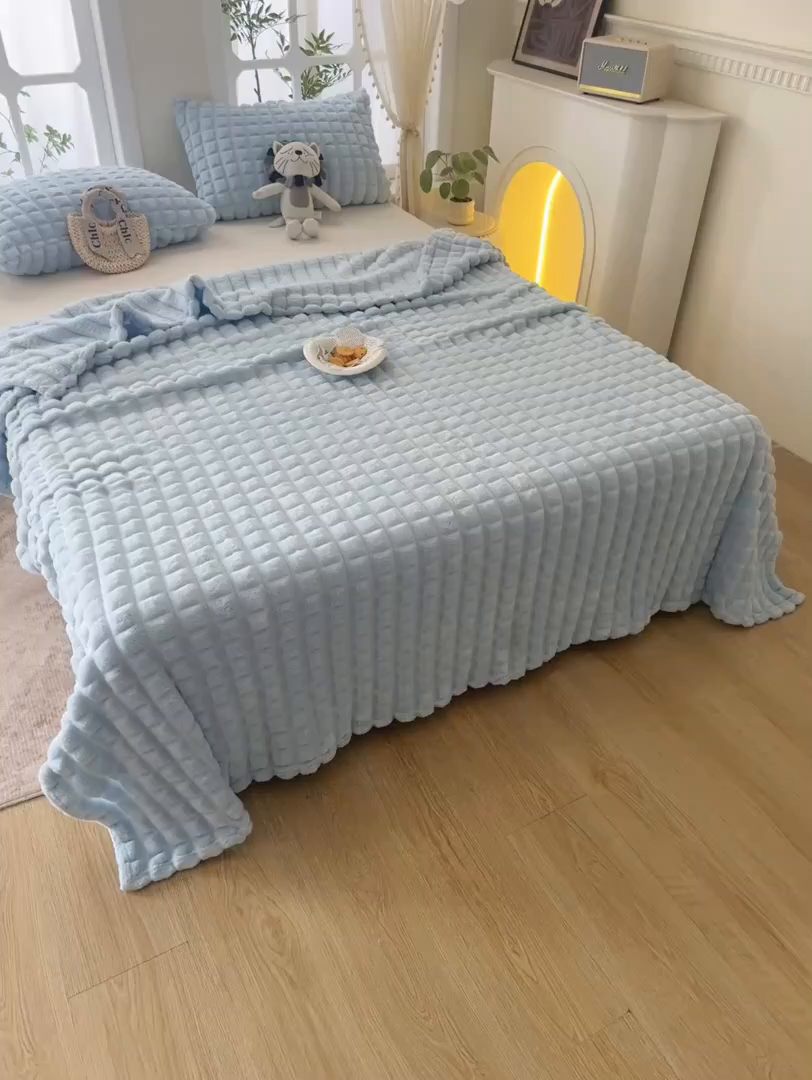 91家纺网 家纺一手货源 找家纺 楼兰公主 2025新款云感梦境纯色剪花雕花毯 天空蓝