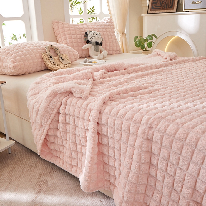 91家纺网 家纺一手货源 找家纺 楼兰公主 2025新款云感梦境纯色剪花雕花毯 胭脂粉