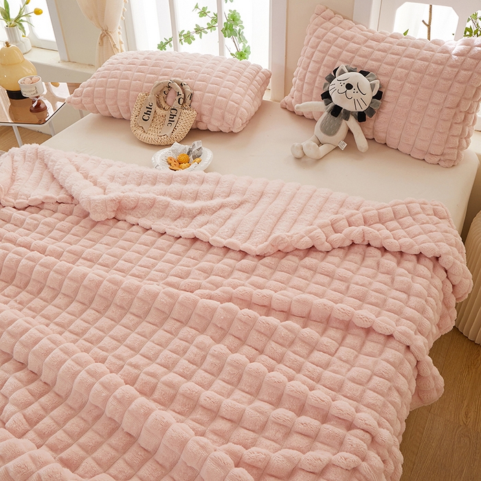 91家纺网 家纺一手货源 找家纺 楼兰公主 2025新款云感梦境纯色剪花雕花毯 胭脂粉