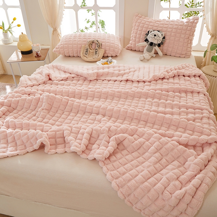 91家纺网 家纺一手货源 找家纺 楼兰公主 2025新款云感梦境纯色剪花雕花毯 胭脂粉