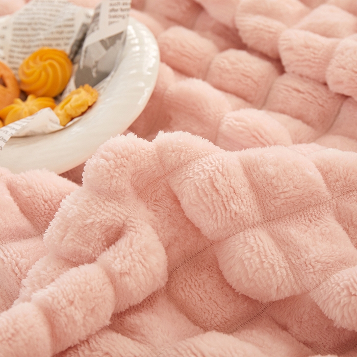 91家纺网 家纺一手货源 找家纺 楼兰公主 2025新款云感梦境纯色剪花雕花毯 胭脂粉