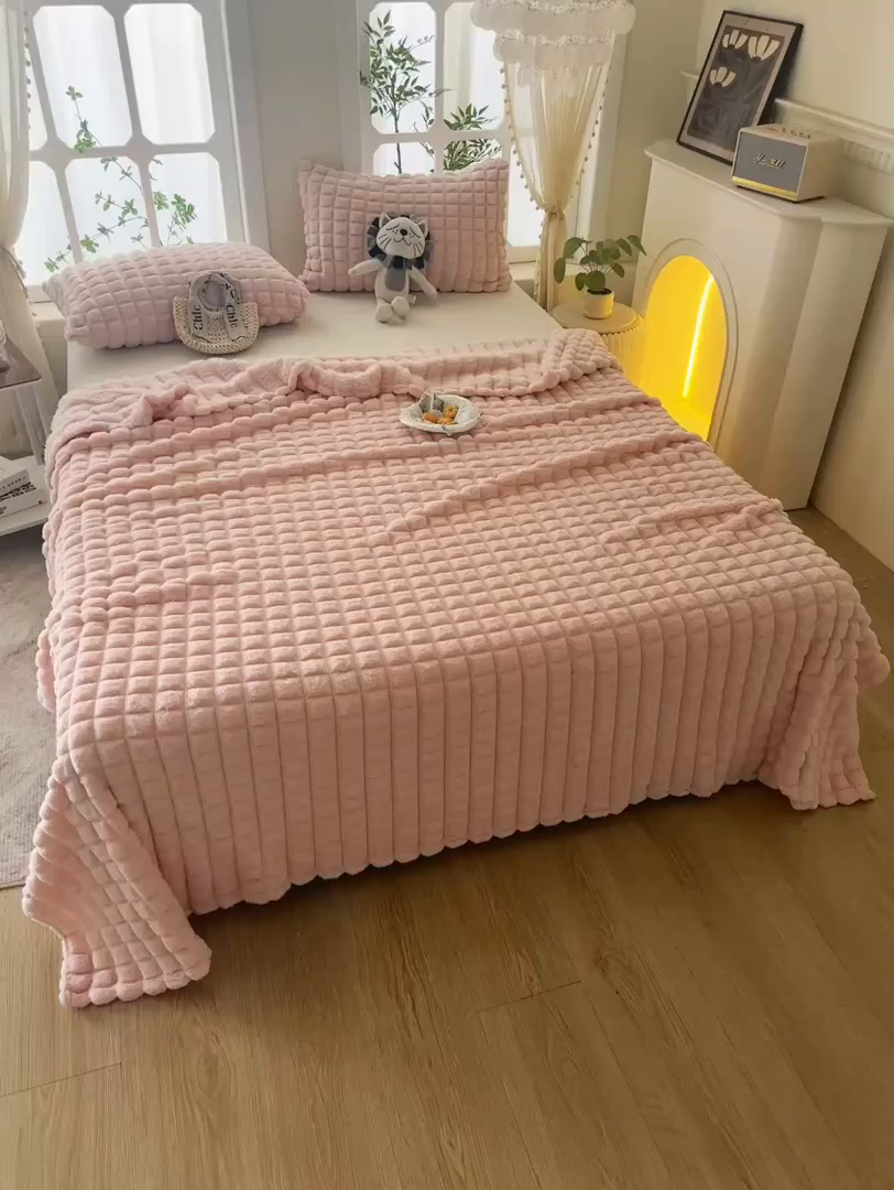 91家纺网 家纺一手货源 找家纺 楼兰公主 2025新款云感梦境纯色剪花雕花毯 胭脂粉