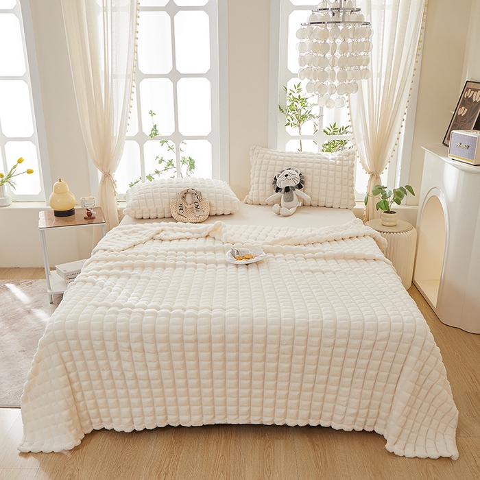 91家纺网 家纺一手货源 找家纺 楼兰公主 2025新款云感梦境纯色剪花雕花毯 云朵白