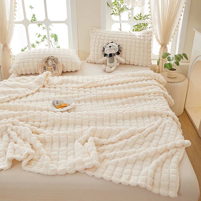 91家纺网 家纺一手货源 找家纺 楼兰公主 2025新款云感梦境纯色剪花雕花毯 云朵白