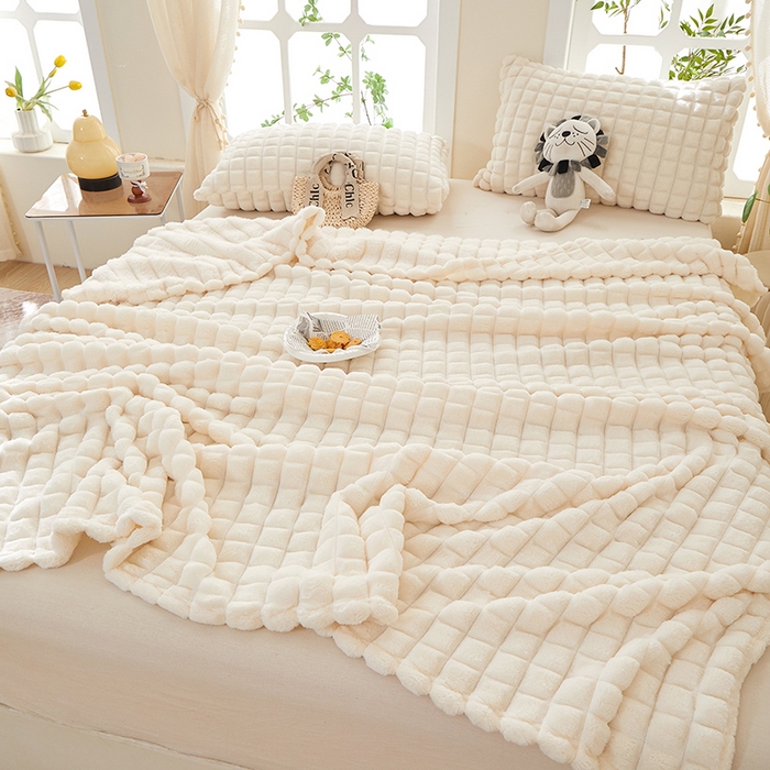 91家纺网 家纺一手货源 找家纺 楼兰公主 2025新款云感梦境纯色剪花雕花毯 云朵白