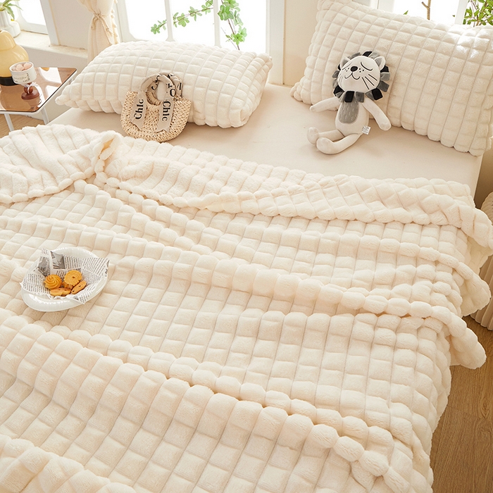 91家纺网 家纺一手货源 找家纺 楼兰公主 2025新款云感梦境纯色剪花雕花毯 云朵白