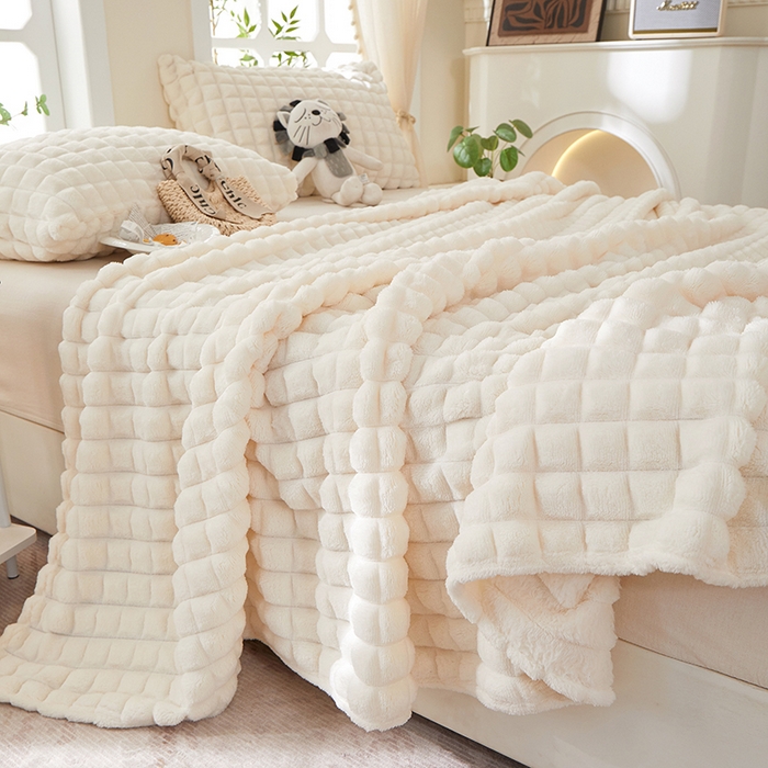 91家纺网 家纺一手货源 找家纺 楼兰公主 2025新款云感梦境纯色剪花雕花毯 云朵白