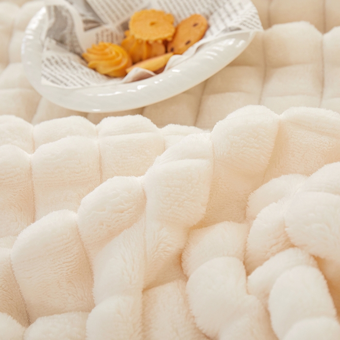 91家纺网 家纺一手货源 找家纺 楼兰公主 2025新款云感梦境纯色剪花雕花毯 云朵白