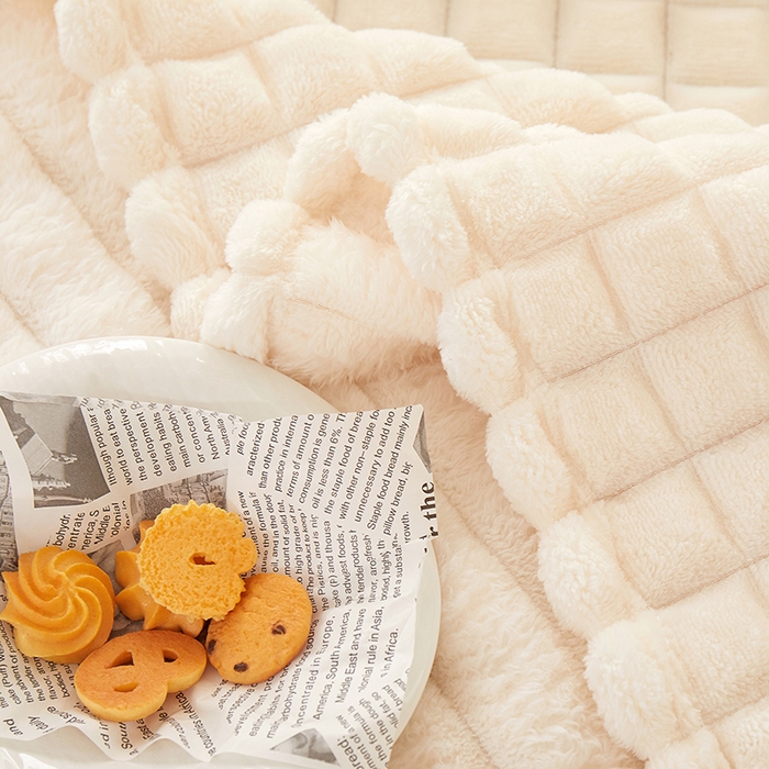 91家纺网 家纺一手货源 找家纺 楼兰公主 2025新款云感梦境纯色剪花雕花毯 云朵白