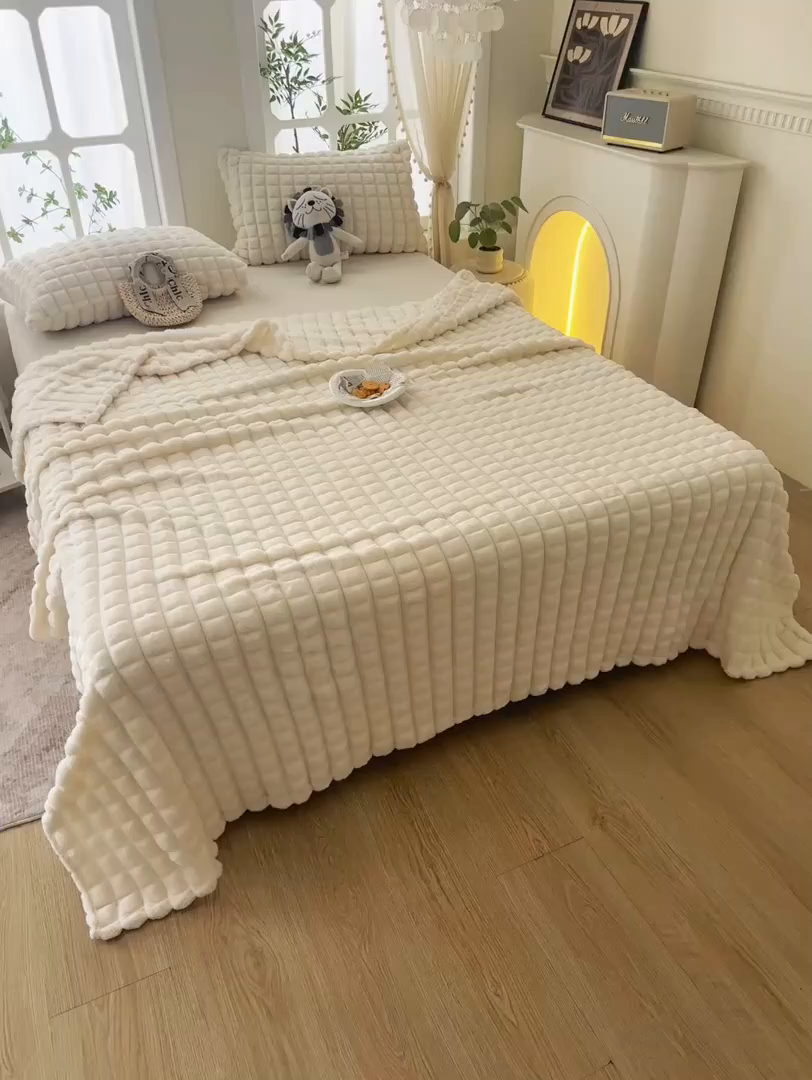 91家纺网 家纺一手货源 找家纺 楼兰公主 2025新款云感梦境纯色剪花雕花毯 云朵白