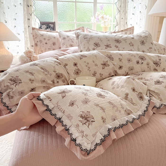 91家纺网 家纺一手货源 找家纺 韩约家纺 2025新款1双层刺绣花边法式床盖款棉麻四件套（全网控价：不低于1.5m139，1.8m144，2.0m149，2.0加大154） 云絮