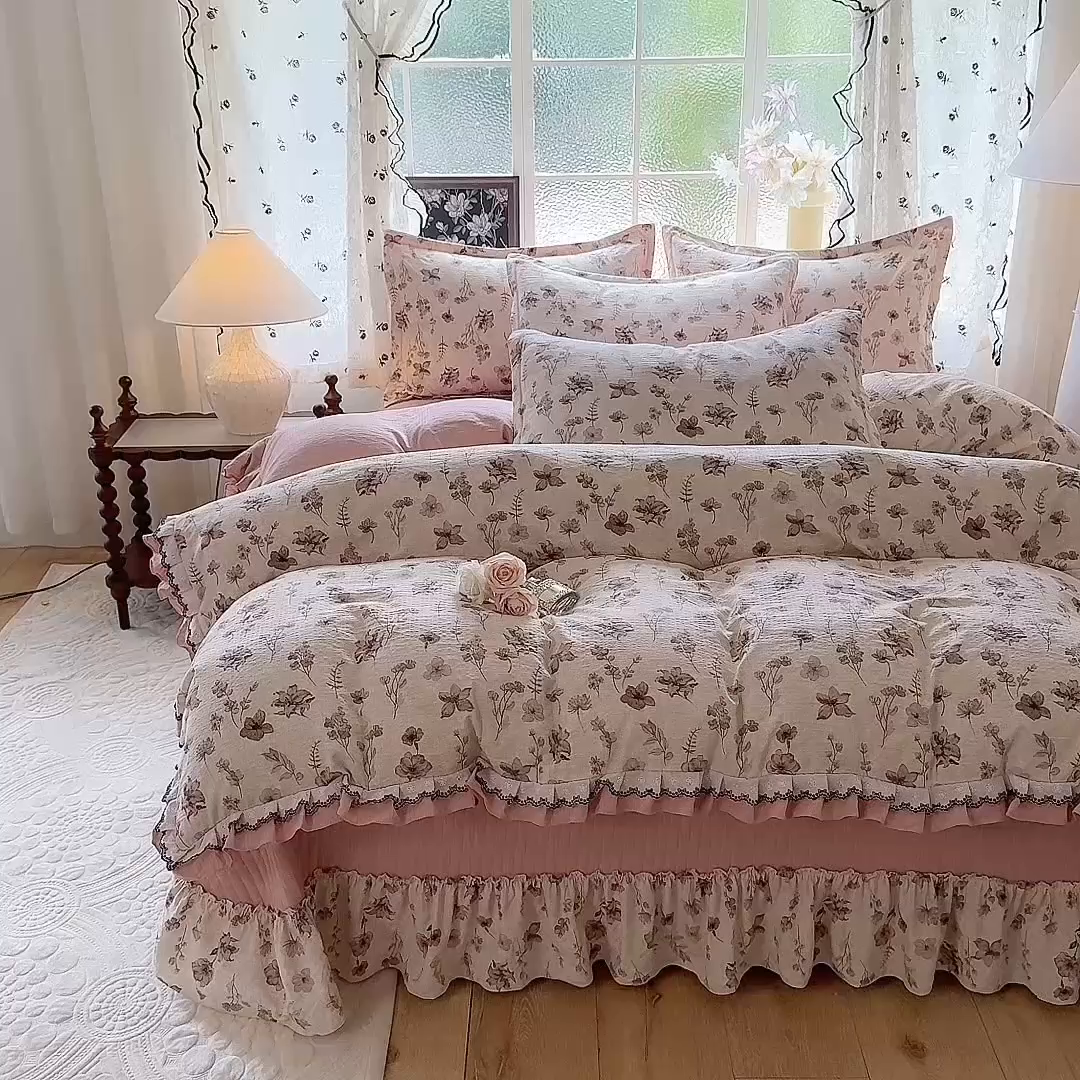91家纺网 家纺一手货源 找家纺 韩约家纺 2025新款1双层刺绣花边法式床盖款棉麻四件套（全网控价：不低于1.5m139，1.8m144，2.0m149，2.0加大154） 云絮