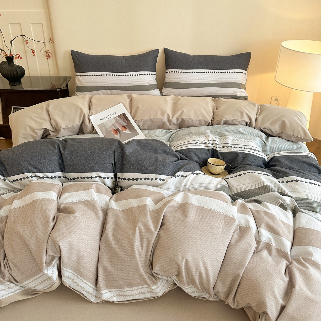 91家纺网 家纺一手货源 找家纺 捌月 2025新款A类数码印花北欧风全棉加厚磨毛四件套直播新品 灰腾