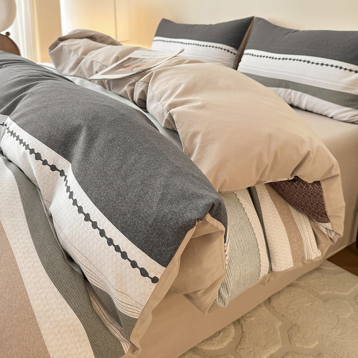 91家纺网 家纺一手货源 找家纺 捌月 2025新款A类数码印花北欧风全棉加厚磨毛四件套直播新品 灰腾