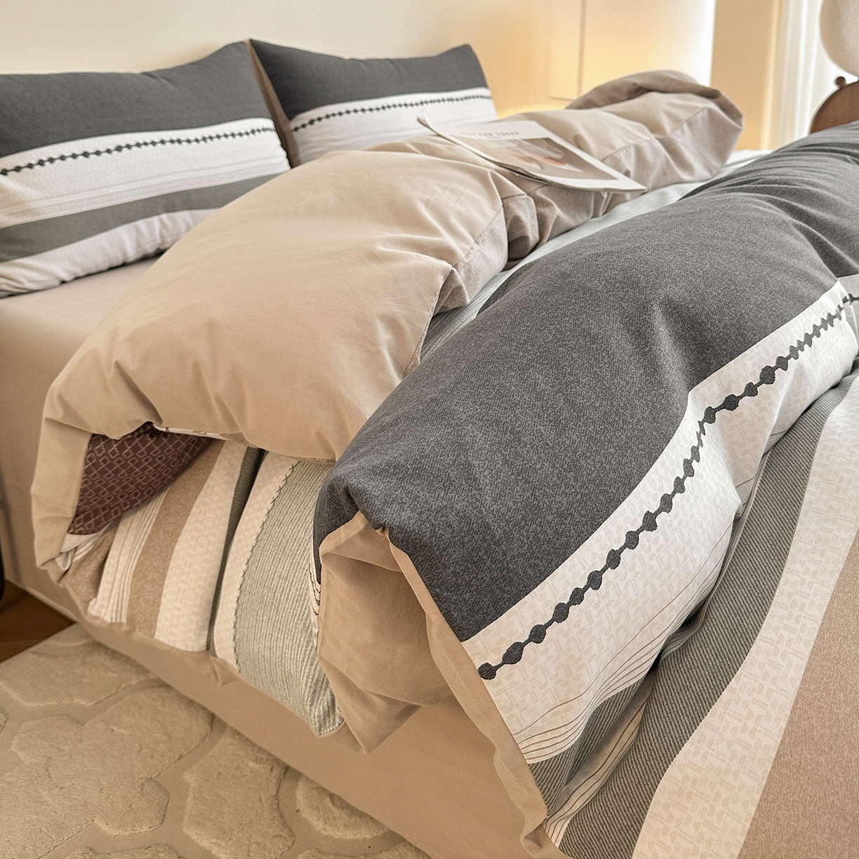 91家纺网 家纺一手货源 找家纺 捌月 2025新款A类数码印花北欧风全棉加厚磨毛四件套直播新品 灰腾