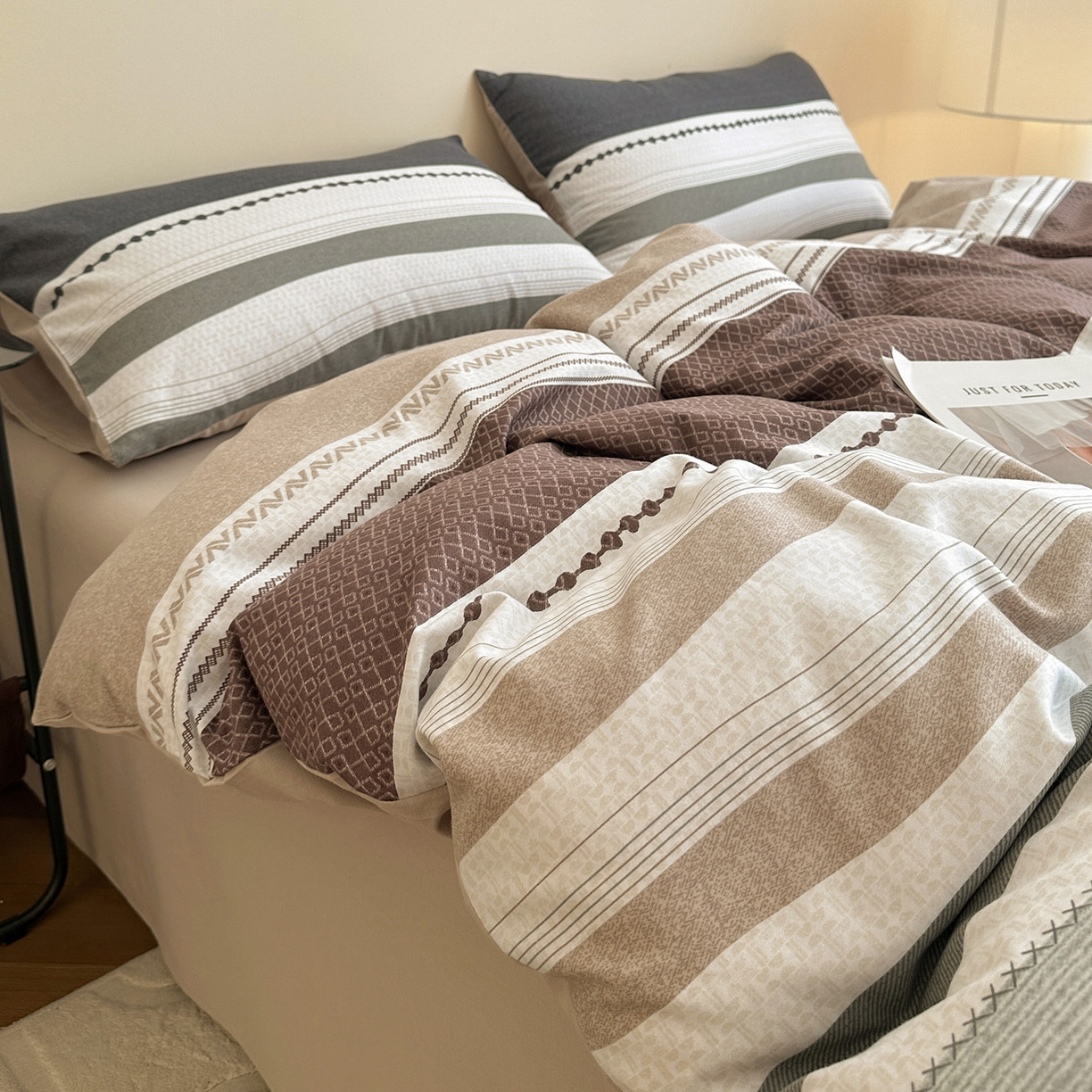 91家纺网 家纺一手货源 找家纺 捌月 2025新款A类数码印花北欧风全棉加厚磨毛四件套直播新品 灰腾