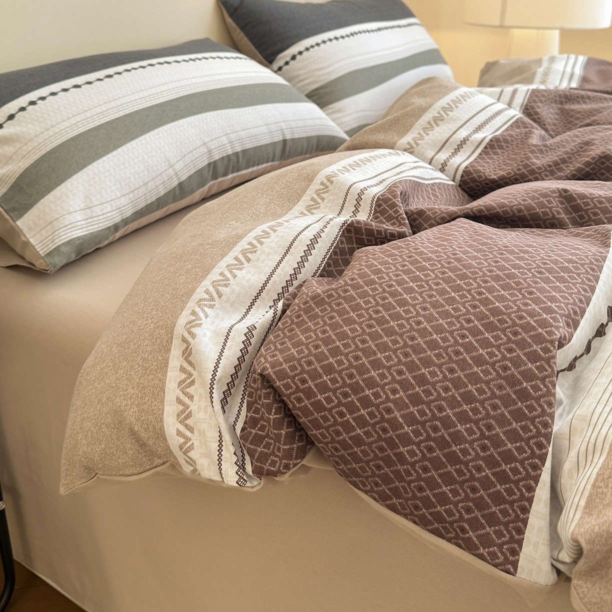 91家纺网 家纺一手货源 找家纺 捌月 2025新款A类数码印花北欧风全棉加厚磨毛四件套直播新品 灰腾