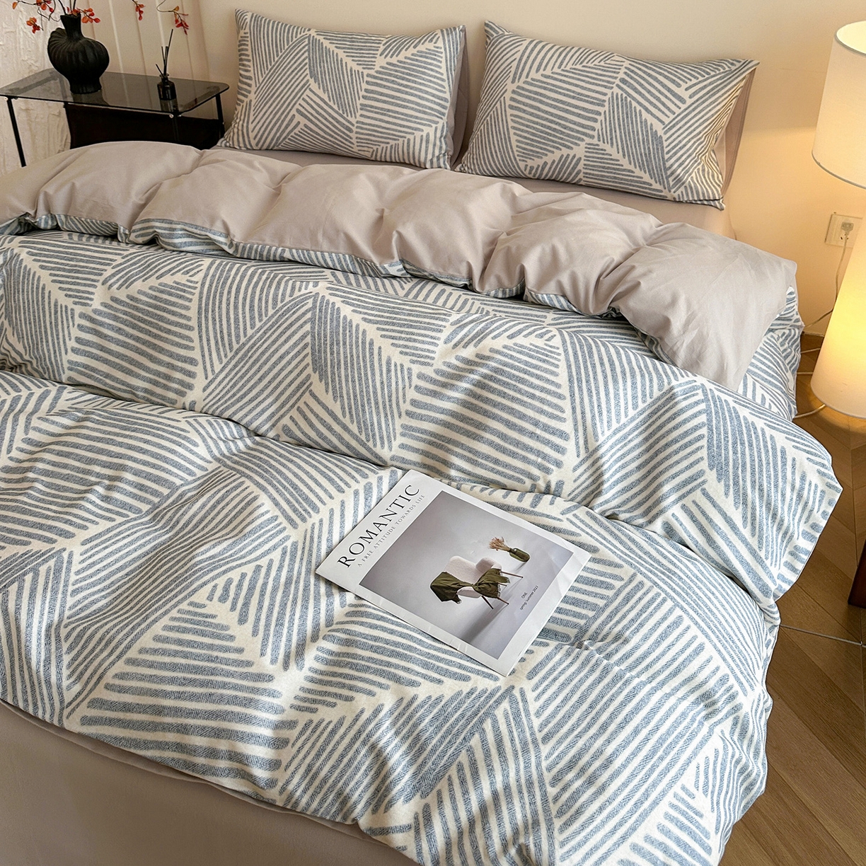 91家纺网 家纺一手货源 找家纺 捌月 2025新款A类数码印花北欧风全棉加厚磨毛四件套直播新品 纳纹