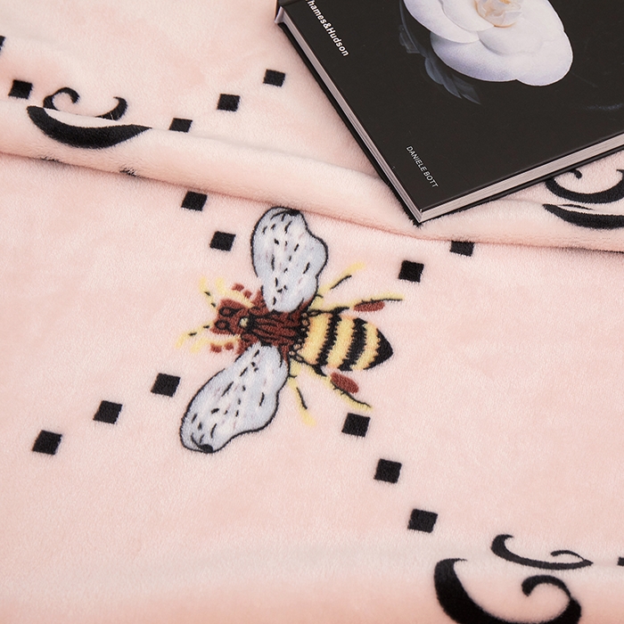 91家纺网 家纺一手货源 找家纺 楼兰公主 2025新款潮牌三角针贝壳绣盖毯毛毯系列 古里