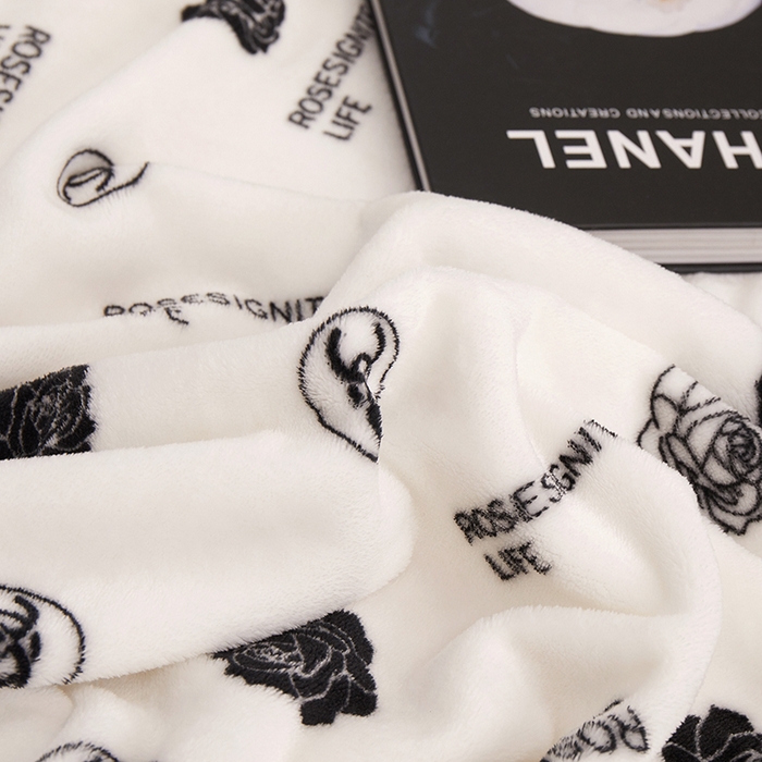 91家纺网 家纺一手货源 找家纺 楼兰公主 2025新款潮牌三角针贝壳绣盖毯毛毯系列 小香