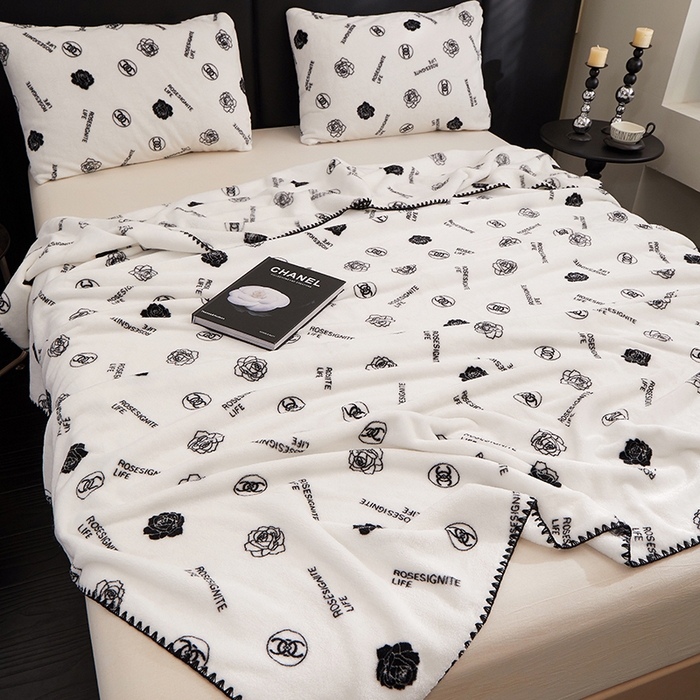 91家纺网 家纺一手货源 找家纺 楼兰公主 2025新款潮牌三角针贝壳绣盖毯毛毯系列 小香