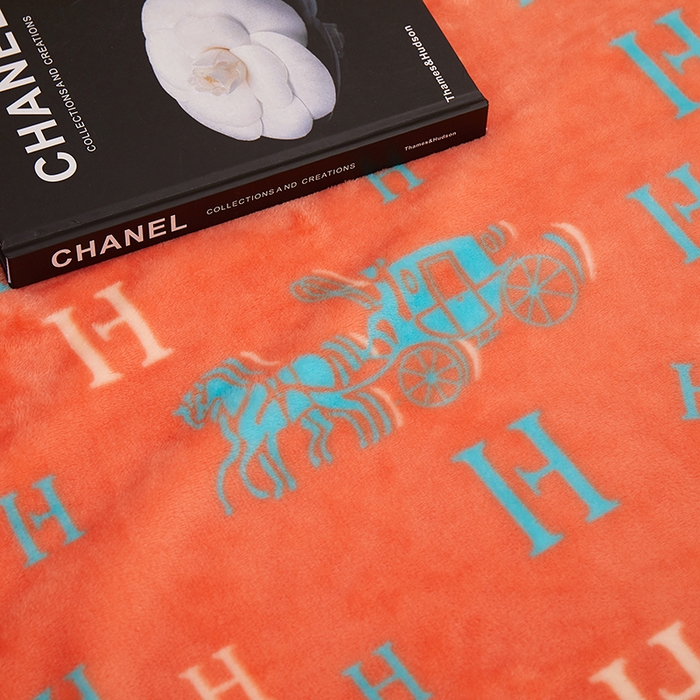 91家纺网 家纺一手货源 找家纺 楼兰公主 2025新款潮牌三角针贝壳绣盖毯毛毯系列 字母骑士