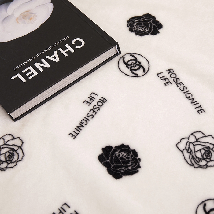 91家纺网 家纺一手货源 找家纺 楼兰公主 2025新款潮牌三角针贝壳绣盖毯毛毯系列 小香