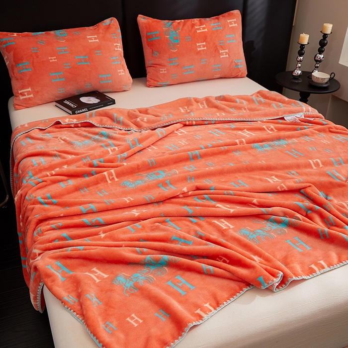 91家纺网 家纺一手货源 找家纺 楼兰公主 2025新款潮牌三角针贝壳绣盖毯毛毯系列 字母骑士