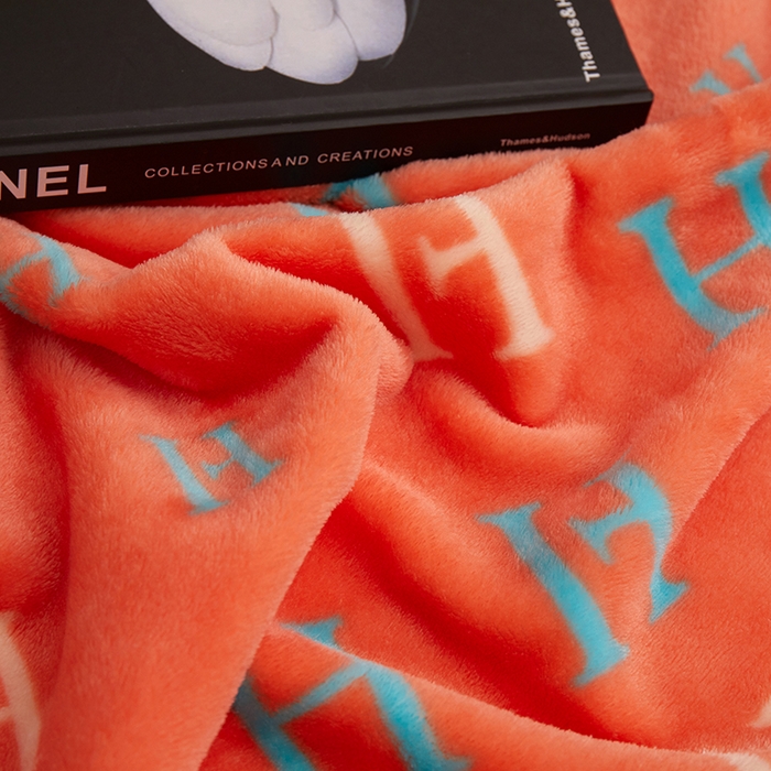 91家纺网 家纺一手货源 找家纺 楼兰公主 2025新款潮牌三角针贝壳绣盖毯毛毯系列 字母骑士