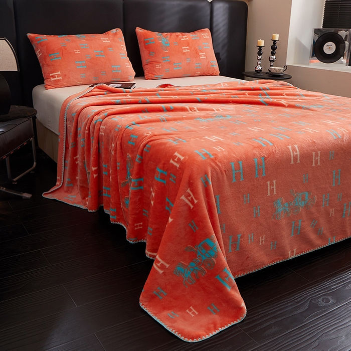 91家纺网 家纺一手货源 找家纺 楼兰公主 2025新款潮牌三角针贝壳绣盖毯毛毯系列 字母骑士