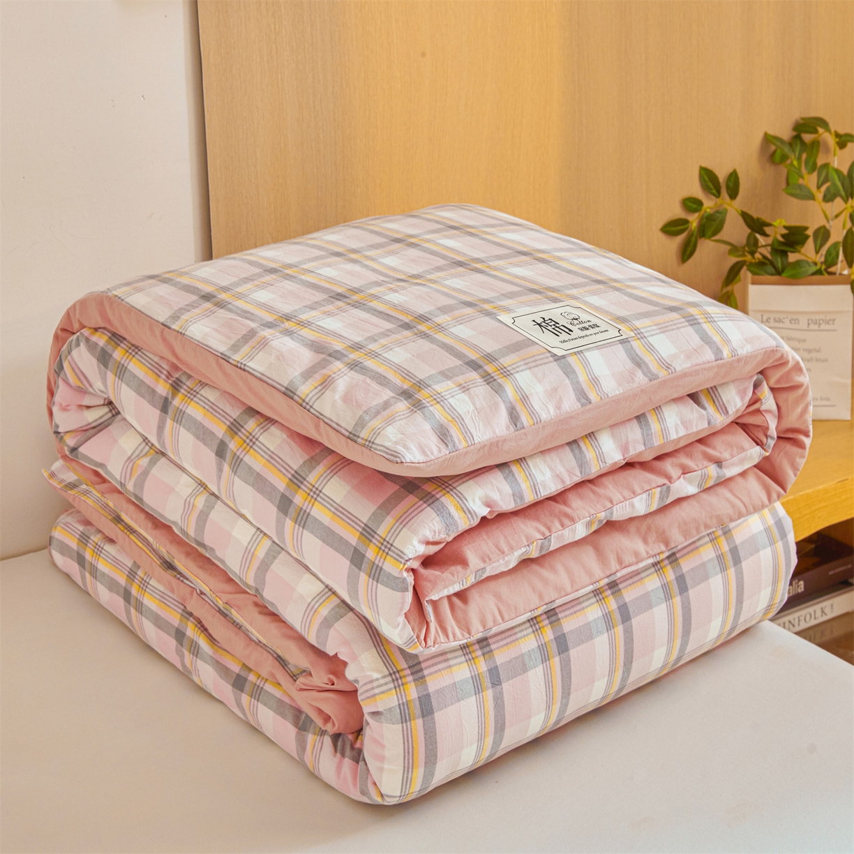 91家纺网 家纺一手货源 找家纺 梵蒂莎 2025新款可拆卸棉花被（场景1） 粉棕格笺