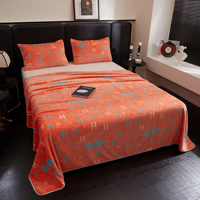 91家纺网 家纺一手货源 找家纺 楼兰公主 2025新款潮牌三角针贝壳绣盖毯毛毯系列 字母骑士