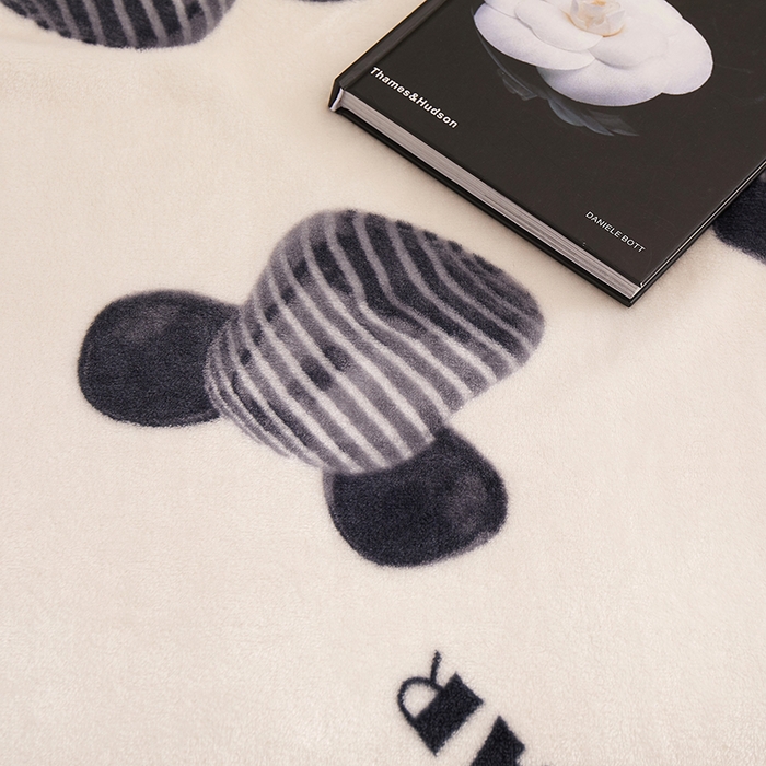 91家纺网 家纺一手货源 找家纺 楼兰公主 2025新款潮牌三角针贝壳绣盖毯毛毯系列 潮牌狗