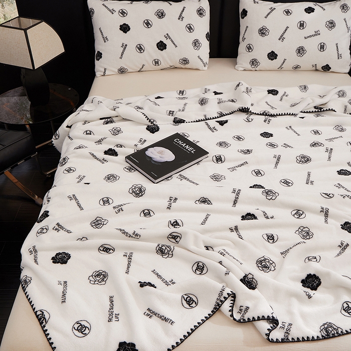 91家纺网 家纺一手货源 找家纺 楼兰公主 2025新款潮牌三角针贝壳绣盖毯毛毯系列 小香