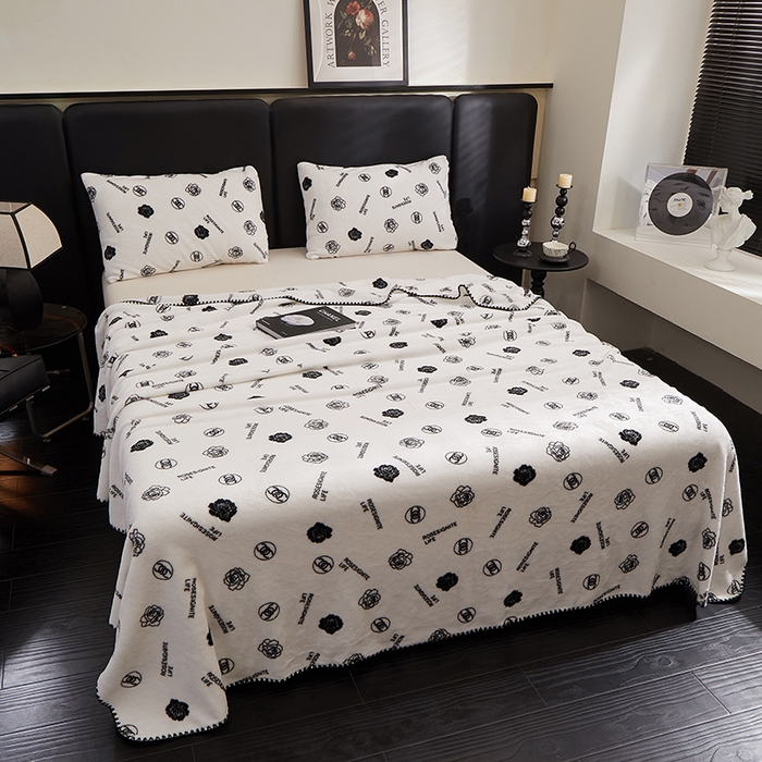 91家纺网 家纺一手货源 找家纺 楼兰公主 2025新款潮牌三角针贝壳绣盖毯毛毯系列 小香