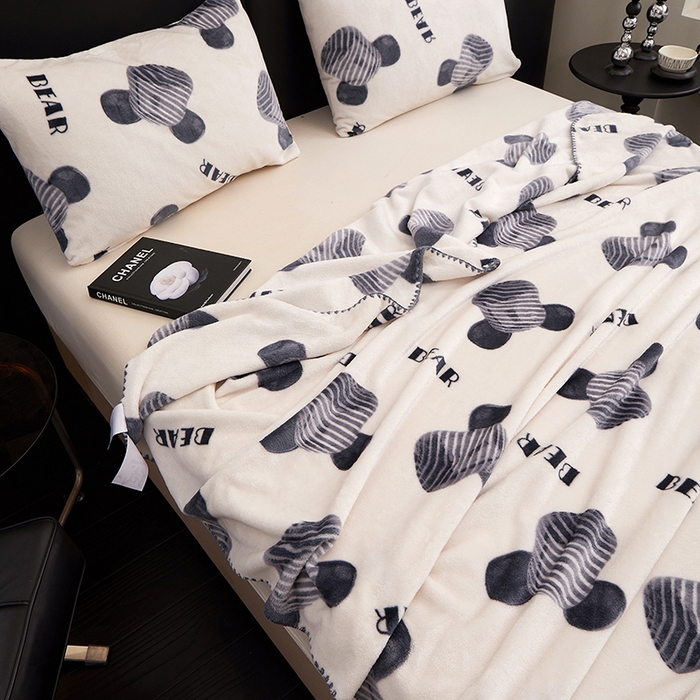 91家纺网 家纺一手货源 找家纺 楼兰公主 2025新款潮牌三角针贝壳绣盖毯毛毯系列 潮牌狗