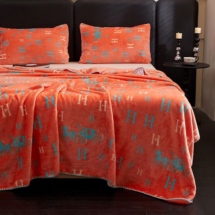 91家纺网 家纺一手货源 找家纺 楼兰公主 2025新款潮牌三角针贝壳绣盖毯毛毯系列 字母骑士