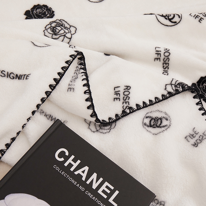 91家纺网 家纺一手货源 找家纺 楼兰公主 2025新款潮牌三角针贝壳绣盖毯毛毯系列 小香