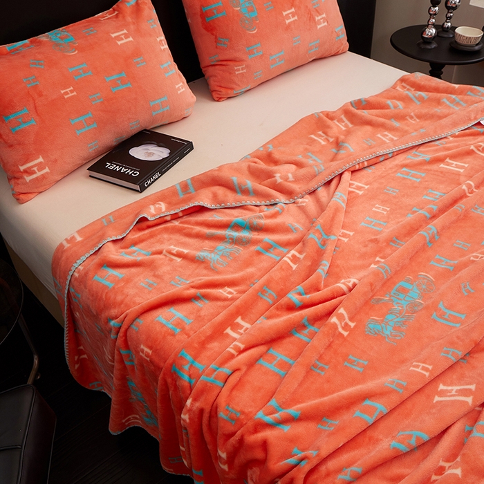 91家纺网 家纺一手货源 找家纺 楼兰公主 2025新款潮牌三角针贝壳绣盖毯毛毯系列 字母骑士