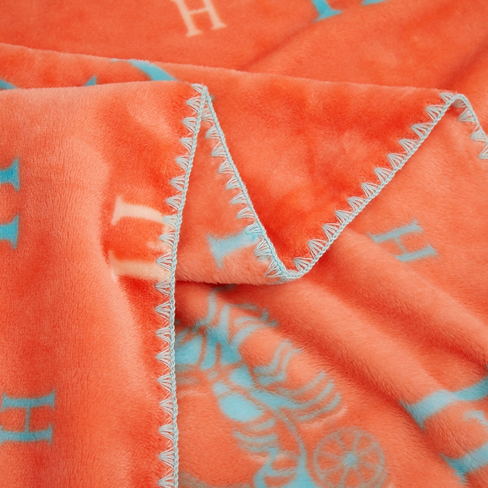 91家纺网 家纺一手货源 找家纺 楼兰公主 2025新款潮牌三角针贝壳绣盖毯毛毯系列 字母骑士