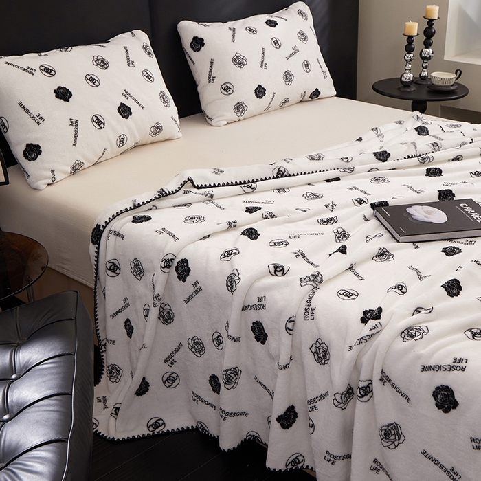 91家纺网 家纺一手货源 找家纺 楼兰公主 2025新款潮牌三角针贝壳绣盖毯毛毯系列 小香