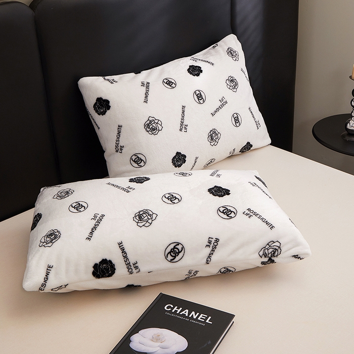 91家纺网 家纺一手货源 找家纺 楼兰公主 2025新款潮牌三角针贝壳绣盖毯毛毯系列 小香