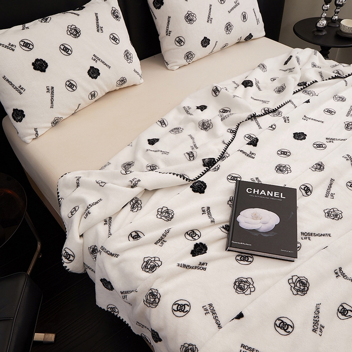 91家纺网 家纺一手货源 找家纺 楼兰公主 2025新款潮牌三角针贝壳绣盖毯毛毯系列 小香