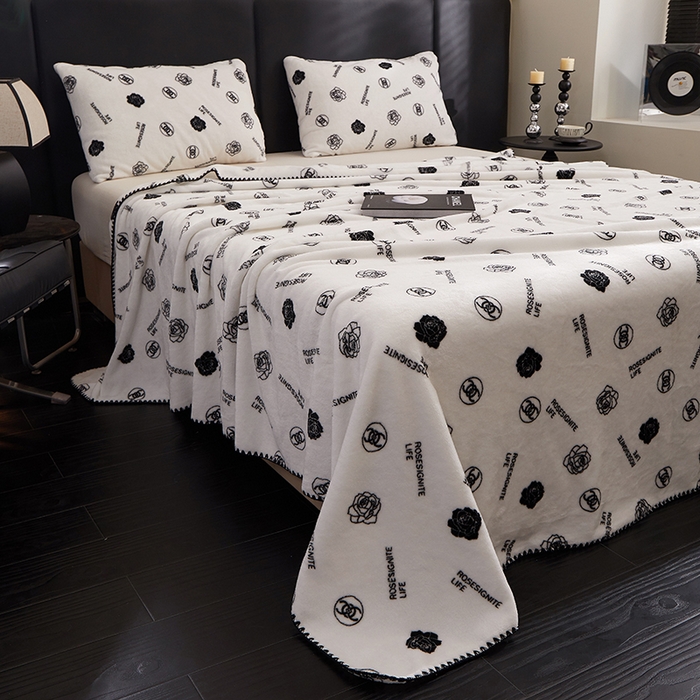 91家纺网 家纺一手货源 找家纺 楼兰公主 2025新款潮牌三角针贝壳绣盖毯毛毯系列 小香