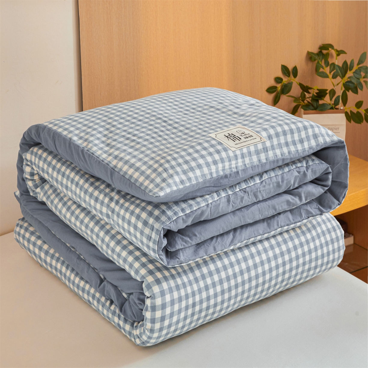 91家纺网 家纺一手货源 找家纺 梵蒂莎 2025新款可拆卸棉花被（场景1） 海盐小格