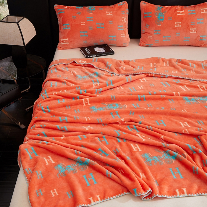 91家纺网 家纺一手货源 找家纺 楼兰公主 2025新款潮牌三角针贝壳绣盖毯毛毯系列 字母骑士