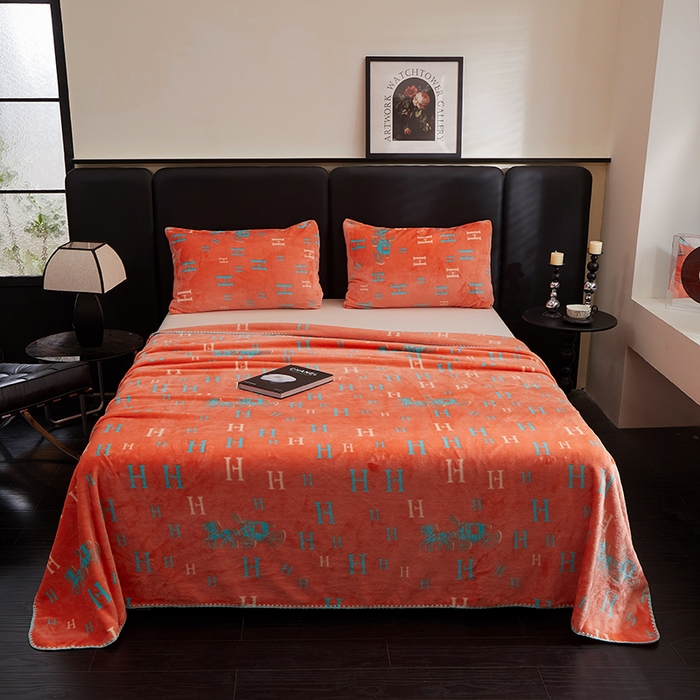 91家纺网 家纺一手货源 找家纺 楼兰公主 2025新款潮牌三角针贝壳绣盖毯毛毯系列 字母骑士